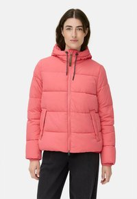 Puff jakke, koral pink farve, lynlås foran, snøre i hætten, quiltet struktur, to sidelommer, lange ærmer, afslappet pasform.