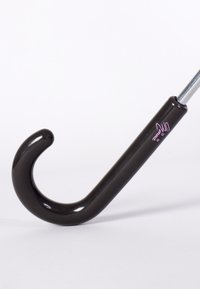 Zwarte wandelstok met een gladde, glanzende afwerking; gebogen haakvorm. Kenmerken zijn een klein roze logo nabij het gripgedeelte.