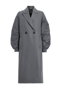 Long manteau gris croisé à larges revers, manches brillantes matelassées avec une poche zippée sur le bras gauche et deux poches avant.