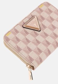 Portafoglio zip in rosa chiaro con superficie decorata caratterizzata da un motivo a scacchi in diverse tonalità. Accentatura metallica con logo sul fronte e dettagli dorati.