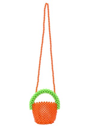 Orange perle-håndtaske med et grønt perle-håndtag. Rund form, struktureret overflade og en lang orange rem. Nøgle designelement: farverige perler.