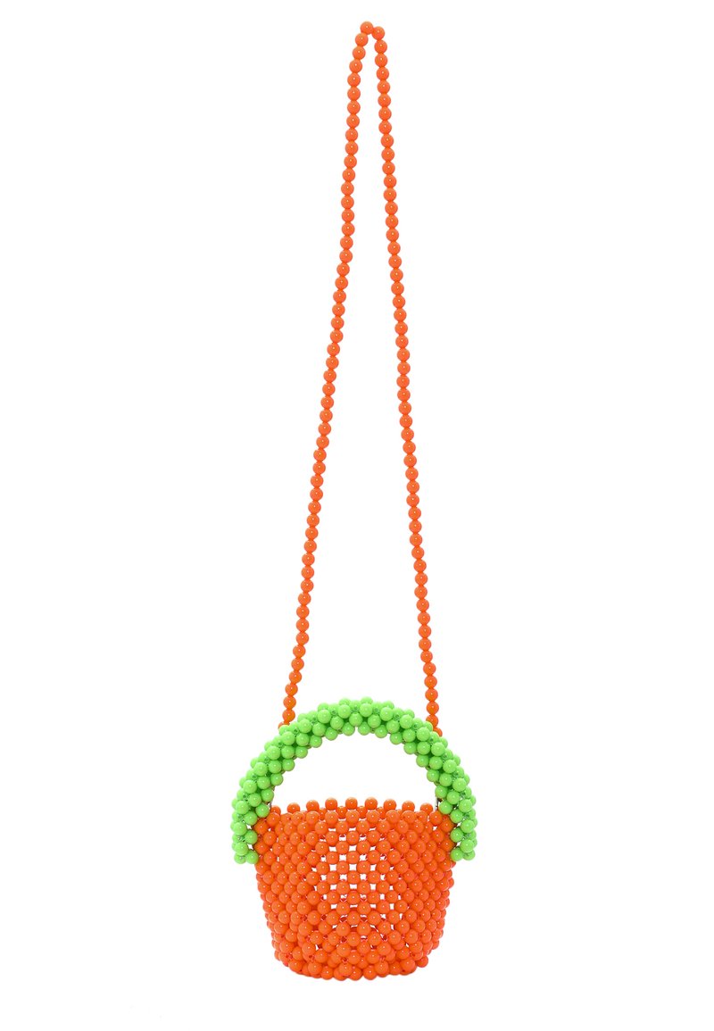 Orange pärlhandske med ett grönt pärlhandtag. Rund form, texturerad yta och ett långt orange bärband. Nyckeldesignfunktion: färgglada pärlor.