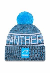 Strickmütze in Blau, Schwarz und Weiß. Sie hat einen großen blauen Pompon an der Spitze und den Schriftzug "PANTHERS" entlang des Randes mit einem Logo-Patch.
