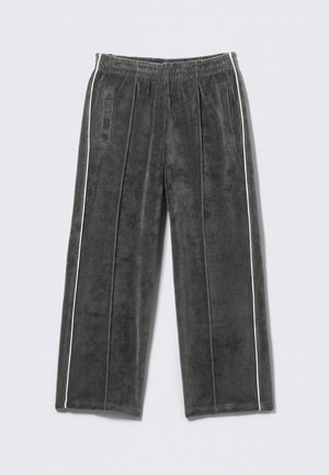 Grå fløjl bredbukser med elastisk talje, der har hvide striber i siden og to forlommer. Blød tekstur og afslappet pasform.