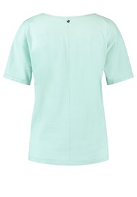 Camiseta de manga corta en un suave verde menta, con cuello redondo, que presenta un detalle de botón en la parte posterior, fabricada en material de algodón suave.
