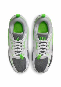 Białe i szare buty sportowe z zielonymi akcentami. Posiadają teksturowaną siateczkę i gładkie materiały syntetyczne, sznurowaną konstrukcję oraz elementy z logo.