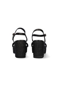 Sandalias negras de tacón con material de mimbre tejido, plató grueso y tiras ajustables delgadas en el tobillo. Superficie texturizada con una suela suave.