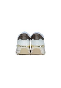 Sneakers bianchi con un accento marrone texture e hardware dorato. Presentano una suola spessa e un design curvo, evidenziando i dettagli a contrasto.