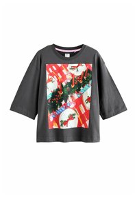 Graues T-Shirt mit kurzen Ärmeln, das ein bunten Druckdesign eines festlichen Tischgedecks mit Tellern, Kerzen und Weihnachtsdekorationen zeigt.