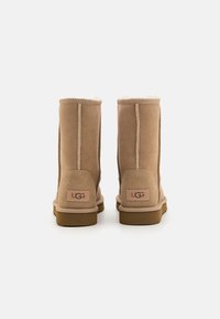UGG CLASSIC SHORT II - Kotníkové boty - sand