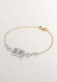 Pulsera de cadena de oro que presenta un colgante central de plata con intrincados acentos similares a diamantes, formas cuadradas y rectangulares, y un cierre de langosta.