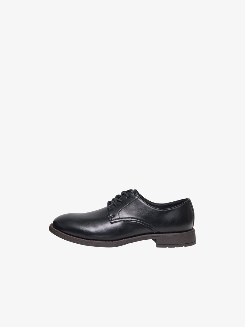 Chaussure de ville pour homme en cuir noir avec lacets et petit talon, vue de profil sur fond blanc.