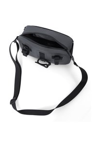 Borsa a tracolla nera con superficie strutturata, chiusura con zip, tracolla regolabile e multiple tasche esterne. L'interno è ampio e non foderato.