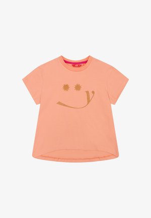 Perzikkleurig T-shirt met korte mouwen, voorzien van een glanzende gouden smileyprint, een ronde halslijn en een afgeronde zoom. Gemaakt van zacht katoen.
