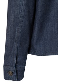 Dunkelblaue Jeansjacke mit sichtbarem Nahtstich an den Ärmeln und einem Metall-Druckknopf am Bündchen.