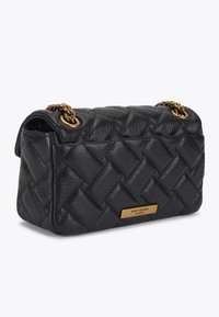 Czarna pikowana torebka ze sztucznej skóry o prostokątnym kształcie, ze złotymi akcentami i łańcuszkowym paskiem. Z przodu znajduje się metalowa plakietka z logo marki.