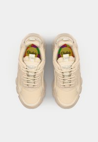 Béžové tenisky s texturovanou koženou a síťovinovou svrchní částí, zaoblenou špičkou a robustní gumovou podrážkou. Obsahují logo na jazyku a barevnou podšívku.