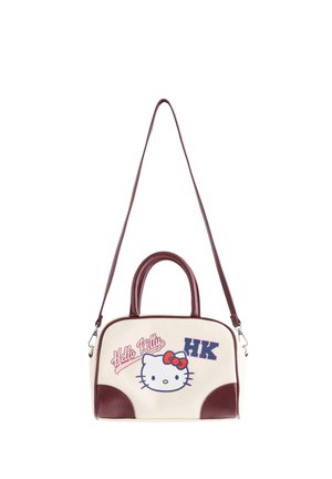 Lille cremefarvet håndtaske med burgunderrøde håndtag og kanter, med et Hello Kitty-ansigt, en rød sløjfe, teksten "Hello Kitty" og initialerne "HK".