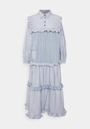 Robe midi à manches longues rayée bleue et blanche, avec des détails en volants, un col boutonné et une poche plaque sur le côté gauche.