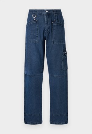 Pantalons cargo en denim bleu foncé avec une coupe droite, dotés de plusieurs poches, de quincaillerie en métal et de détails de surpiqûres contrastées.