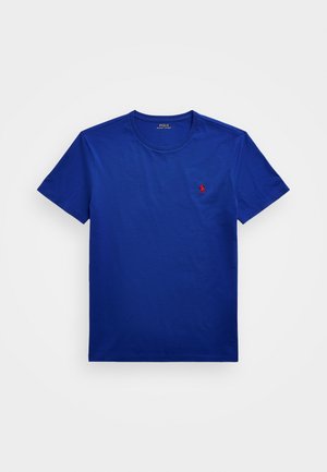 Niebieska koszulka z krótkim rękawem i okrągłym dekoltem z małym czerwonym haftowanym logo Polo Ralph Lauren na lewej piersi.
