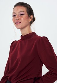 Herita STANDING COLLAR LONG SLEEVE - Camicetta - burgundy