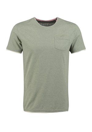 Jasnozielona koszulka z krótkim rękawem i okrągłym dekoltem, z cienkimi poziomymi paskami i małą kieszonką na piersi na białym tle.