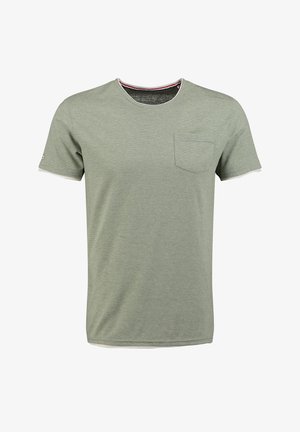 Hellgrünes T-Shirt mit kurzen Ärmeln und Rundhalsausschnitt, dünnen horizontalen Streifen und einer kleinen Brusttasche auf weißem Hintergrund.