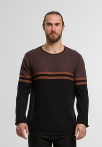 Sweter dzianinowy w ciemnych kolorach z teksturowanym wzorem. Posiada bordowe i pomarańczowe paski na klatce piersiowej. Długie rękawy, okrągły dekolt.