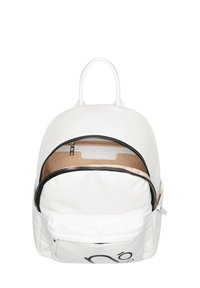 Witte neplederen rugzak in een ronde vorm, met een bovenhandvat, een ritszak aan de voorkant en een rits hoofdcompartiment met een beige voering.