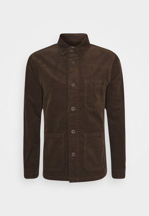 Dunkelbraune Cordjacke mit Knopfleiste, langen Ärmeln, drei Fronttaschen und spitzem Kragen.