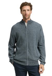 Grau zip-up Jacke mit strukturiertem Strickdesign, hohem Kragen und langen Ärmeln. Der Frontreißverschluss reicht vom Kragen bis zum Saum.