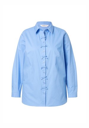 Lyseblå langærmet skjorte lavet af bomuld med knaplukning fortil, med bånddetaljer langs knaplisten og en klassisk krave.