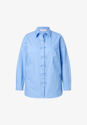 Helles blaues Langarmhemd aus Baumwolle mit einer Knopfleiste, verziert mit Bandakzenten entlang der Leiste und einem klassischen Kragen.