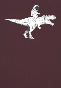 Grafische T-shirt met een witte dinosaurus waarop een astronaut rijdt, tegen een bordeauxrode achtergrond. Gedetailleerd lijnwerk accentueert de kenmerken.