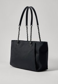 Borsa a spalla nera realizzata in materiale sintetico liscio, con doppi manici in pelle e dettagli in catena. Forma rettangolare con texture arricciata.