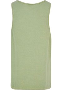 Roheline sanslõugete topp, mis on valmistatud pehmest kangast, mille tekstuur on sile. Omab ümarat kaelust ja lihtsat, kaunistusteta disaini.