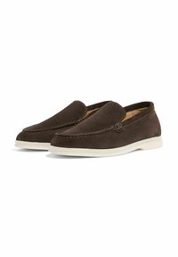 Brune ruskind slip-on sko med en glat overflade, rund tå, syningsdetaljer langs kanterne og en hvid gummisål.