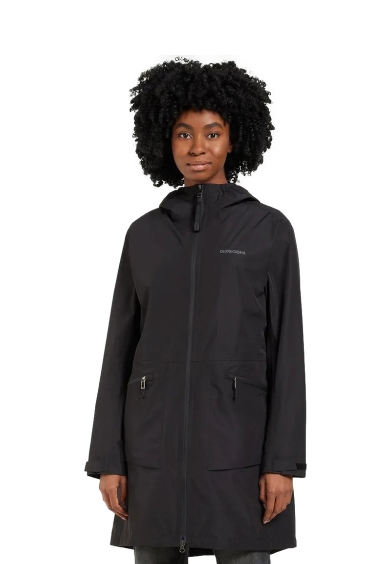 Schwarze Regenjacke mit Reißverschluss vorne, verstellbarem Kapuzenrand und zwei seitlichen Reißverschlusstaschen; aus einem glatten, wasserdichten Material gefertigt.