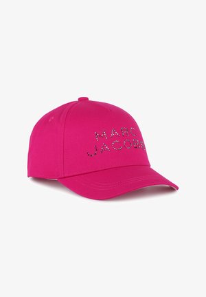Casquette de baseball rose en tissu avec une visière courbée. Présente "MARC JACOBS" en strass sur le devant. Design structuré avec des trous de ventilation.