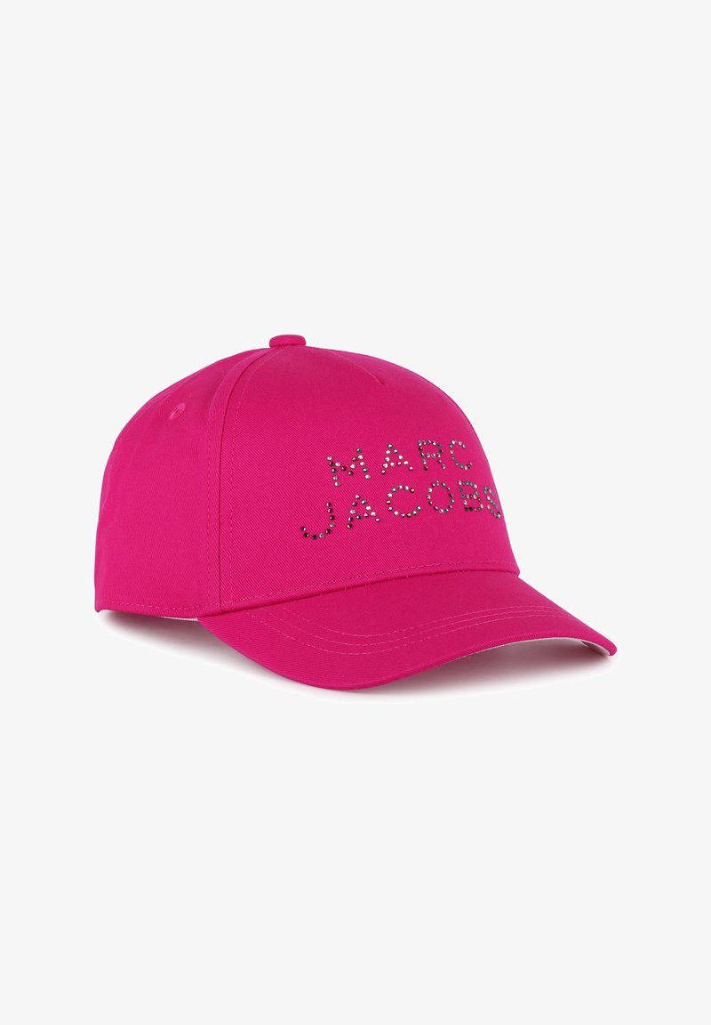 Cappellino da baseball rosa in tessuto con visiera curva. Presenta la scritta "MARC JACOBS" in strass sulla parte anteriore. Design strutturato con fori di ventilazione.