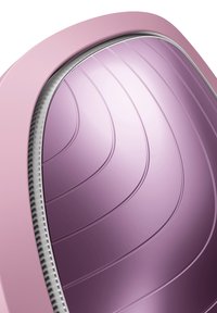 Produit courbé, rose, avec une finition brillante et des lignes texturées et ondulées sur la surface. Présente un bord de fermeture éclair argenté et des contours lisses.