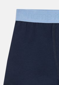 Beneštrne hlače iz mornarsko modrega bombaža z svetlomodrim elastičnim pasom, ki vsebuje subtilno teksturirano 'ime to' znamko.