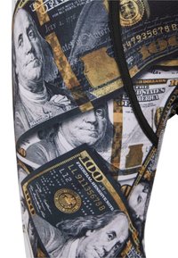 Leggings con una stampa grafica che presenta banconote da 100 dollari statunitensi, tonalità di nero, oro e bianco, con un design aderente e una vita a contrasto nera.