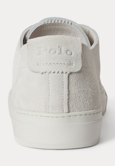 Άποψη από πίσω λευκού σουέντ αθλητικού παπουτσιού με ανάγλυφο λογότυπο Polo στην ταμπέλα της φτέρνας και λευκή σόλα από καουτσούκ πάνω σε λευκό φόντο.