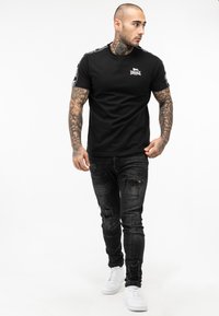 Lonsdale NORMALE PASSFORM BRINDISTER - Apdrukāts T-krekls - black white