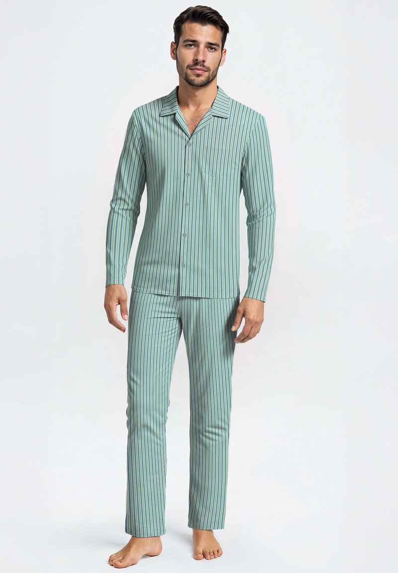 Heren pyjama-set met lange mouwen in teal met verticale strepen. Bevat een overhemd met knopen, een borstzak en bijpassende rechte broek. Zacht materiaal.
