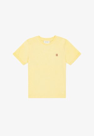 Kollane puuvillane t-särk, ümara kaelusega ja lühikeste varrukatega, vasakul rinnapiirkonnal väike tumepruun "II"-logo.