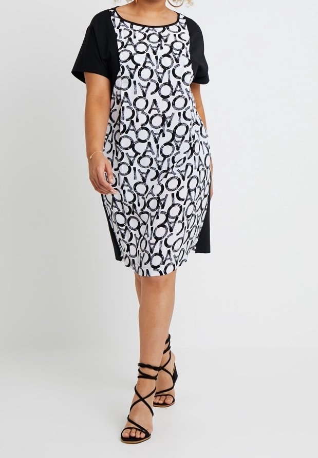 Černobílé šaty s krátkými rukávy, na přední straně s grafickým vzorem písmen a solidní černou zadní částí, s postranními rozparky.