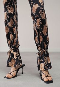 ROKH TIE HEM TROUSERS - Παντελόνι - caramel